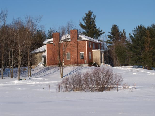 Ottawa country living in town at the Saddlebrooke Estates